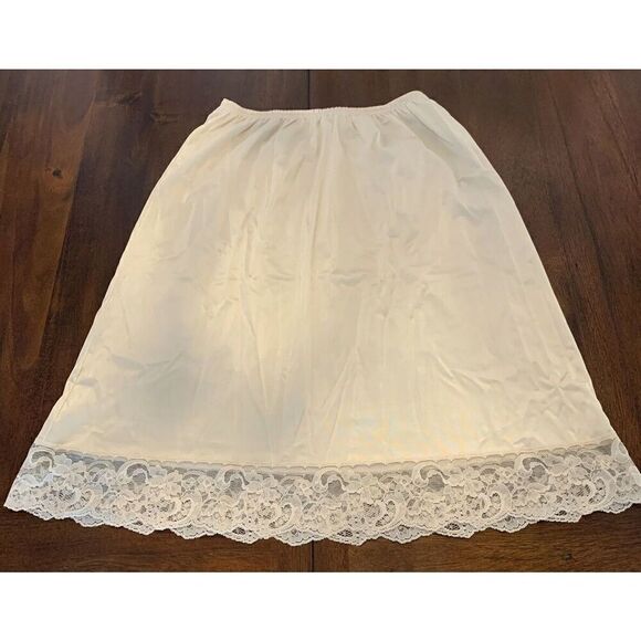 Vanity Fair Size Small Slip Length 23" Lace Hem - Picture 1 of 3